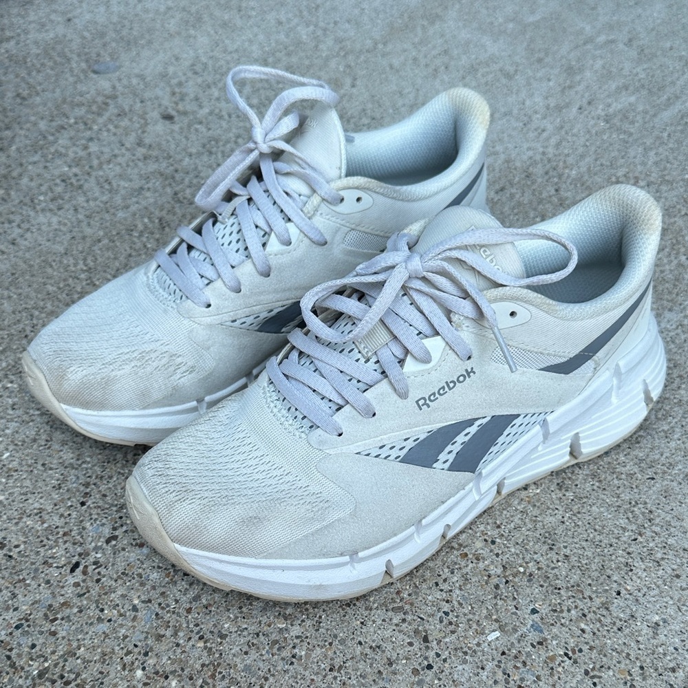 Reebok women’s cream colored tennis shoes size 8